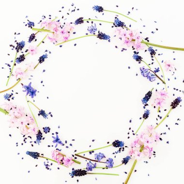 Beyaz arka planda mavi ya da pembe çiçek ve taç yaprakları çerçevesi. Fl!