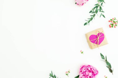 Pembe çiçekler, okaliptüs dalları ve beyaz hediyeler çerçevesi.