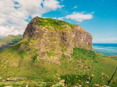 Mauritius 'ta Le Morne dağı olan tropik bir ada. Hava görünümü