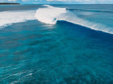 Tropikal okyanusta mavi varil dalgası. Dalganın havadan görüntüsü