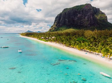 Mauritius 'taki Le Morne Dağı' nda lüks bir plaj. Arkadaşla plaj