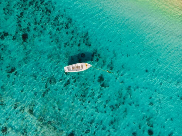 Bílá loď v tropickém oceánu na ostrově Paradise. Letecký pohled. — Stock fotografie