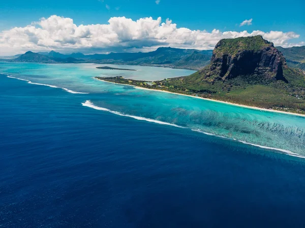 Le Morne dağı, mavi okyanus ve plajlı tropikal bir manzara. 