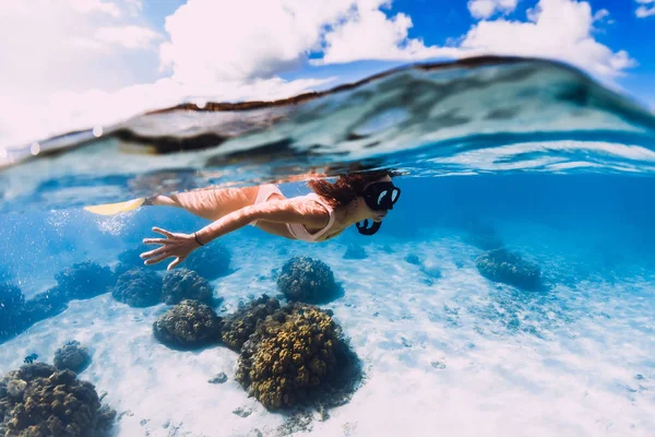 Szabadúszó Lány Uszonyokkal Siklik Homokos Fenekén Kék Óceánon — Stock Fotó