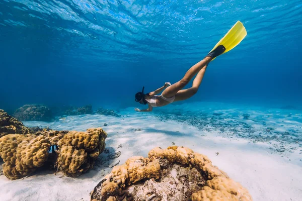 Freediver Chica Con Aletas Desliza Sobre Fondo Arenoso Océano Azul — Foto de Stock