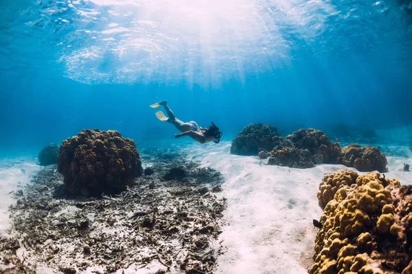 Freediver Κορίτσι Πτερύγια Γλιστρά Πάνω Από Αμμώδη Πυθμένα Μπλε Ωκεανό — Φωτογραφία Αρχείου