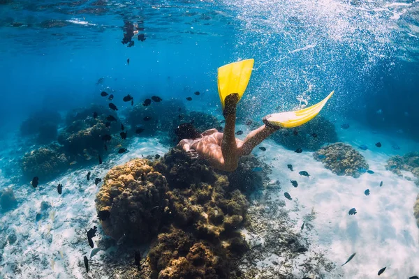 Freediver Κορίτσι Πτερύγια Γλιστρά Πάνω Από Αμμώδη Πυθμένα Μπλε Ωκεανό — Φωτογραφία Αρχείου