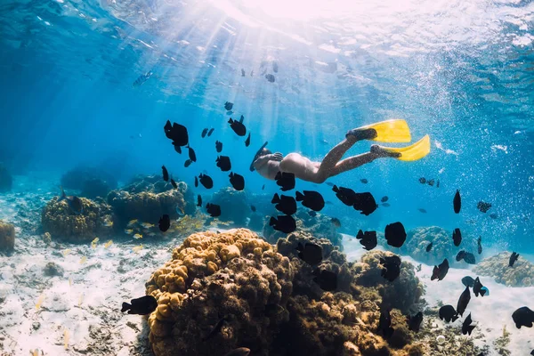 Freediver Chica Con Aletas Desliza Sobre Fondo Arenoso Océano Azul — Foto de Stock