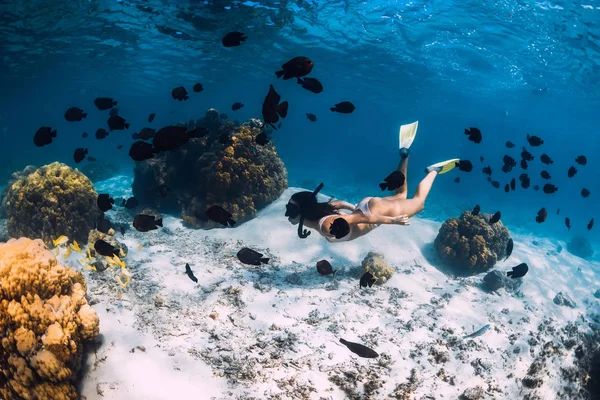 Freediver Girl Fins Glides Sandy Bottom Blue Ocean — Stock Photo, Image