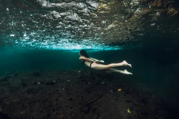 Novembro 2019 Bali Indonésia Mulheres Posando Debaixo Água Rio Transparente — Fotografia de Stock