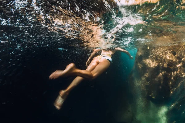 Novembro 2019 Bali Indonésia Mulheres Posando Debaixo Água Rio Transparente — Fotografia de Stock