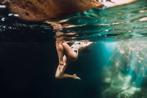2019年11月16日 印度尼西亚巴厘 在有瀑布的透明河流中 妇女在水下摆姿势 — 图库照片