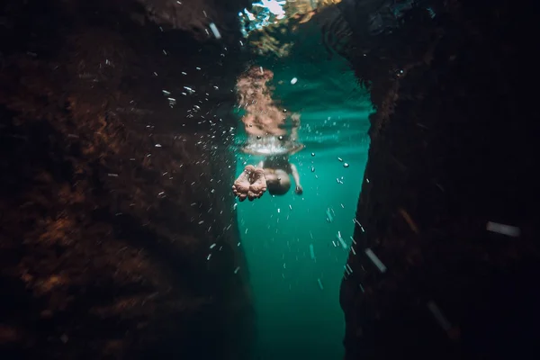 Noviembre 2019 Bali Indonesia Mujeres Posando Bajo Agua Río Transparente — Foto de Stock