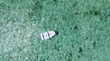 Cennet adasındaki tropikal mavi okyanusta beyaz tekne. Hava görünümü.