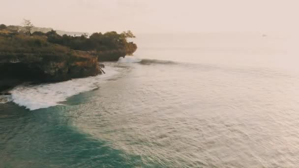 Luchtfoto Met Rotsachtige Kaap Oceaan Golven Bij Zonsondergang Zonsopgang Licht — Stockvideo