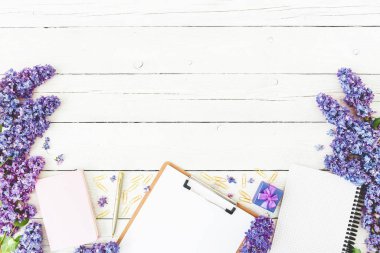 Pano, günlük, leylak ve ahşap aksesuarlı kompozisyon