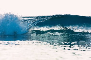 Okyanusta sörf yapmak için fıçı dalgası. Şeffaf dalga kırılıyor