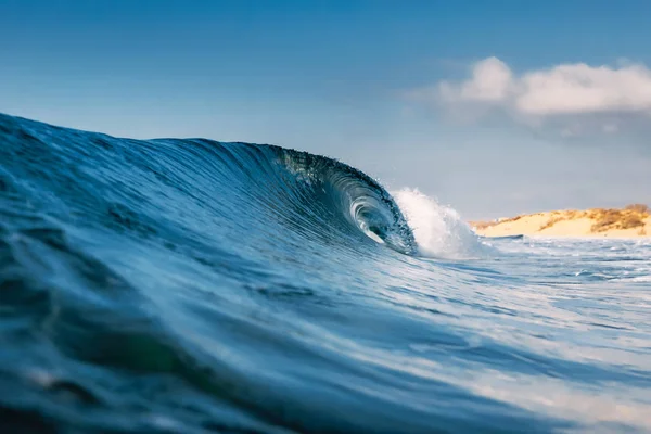Okyanusta Sörf Yapmak Için Fıçı Dalgası Şeffaf Dalga Kırılıyor — Stok fotoğraf