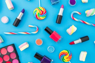 Kadın kozmetik ürünleri ve mavi üzerine şeker olan yaratıcılık masası.. 