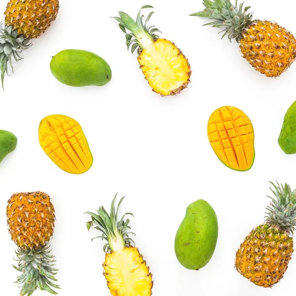Fruta de piña y mango aislada sobre fondo blanco. Alimentos fra — Foto de Stock