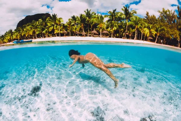 Vrouw zwemt onder water in doorzichtige blauwe oceaan op Mauritius — Stockfoto