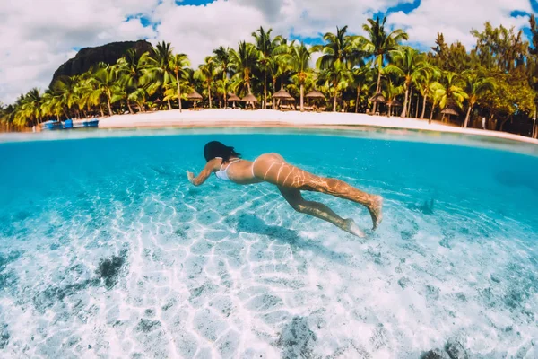 Vrouw zwemt onder water in doorzichtige blauwe oceaan op Mauritius — Stockfoto