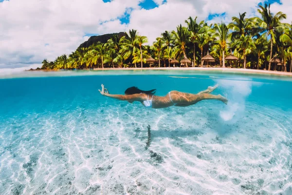 Mulher nadando debaixo d 'água em transparente oceano azul em Maurício — Fotografia de Stock