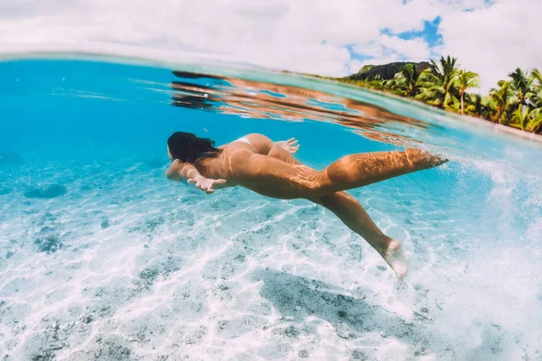 Vrouw zwemt onder water in doorzichtige blauwe oceaan op Mauritius — Stockfoto