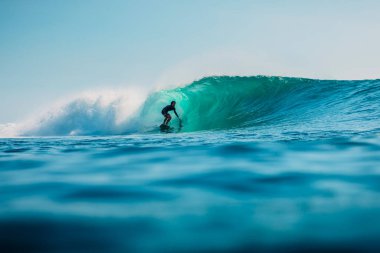 16 Ocak 2020. Bali, Endonezya. Okyanus dalgasında sörfçü. Başla.