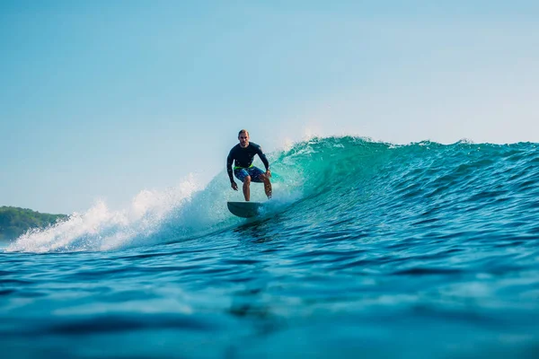 January 16, 2020. Bali, Indonesia. Surfer ride on ocean wave. Pr — Stock Photo, Image