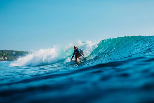 January 16, 2020. Bali, Indonesia. Surfer ride on ocean wave. Pr — Stock Photo, Image