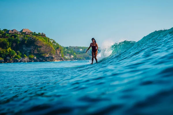 16 januari 2020. Bali, Indonesien. Surfare flicka rida på havet wav — Stockfoto