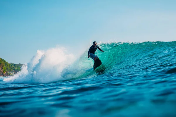 January 16, 2020. Bali, Indonesia. Surfer ride on ocean wave. Pr — Stock Photo, Image