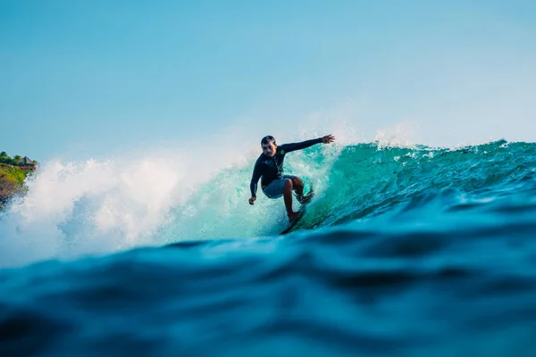 16 Ocak 2020. Bali, Endonezya. Okyanus dalgasında sörfçü. Başla. — Stok fotoğraf