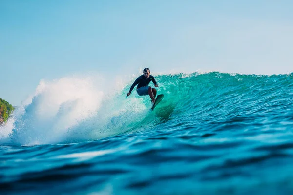 16 de janeiro de 2020. Bali, Indonésia. Passeio de surfista na onda do oceano. Pr — Fotografia de Stock