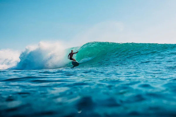 16 de janeiro de 2020. Bali, Indonésia. Passeio de surfista na onda do oceano. Pr — Fotografia de Stock