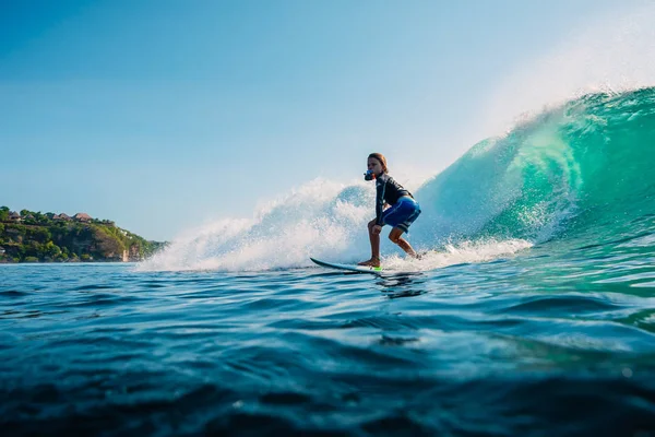 January 16, 2020. Bali, Indonesia. Surfer ride on ocean wave. Pr — Stock Photo, Image