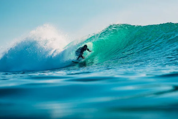 16 gennaio 2020. Bali, Indonesia. Cavalcata surfista sull'onda oceanica. Pr. — Foto Stock