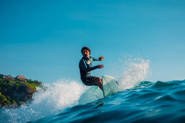 16 stycznia 2020. Bali, Indonezja. Surfer jeździć na fali oceanu. Pr — Zdjęcie stockowe