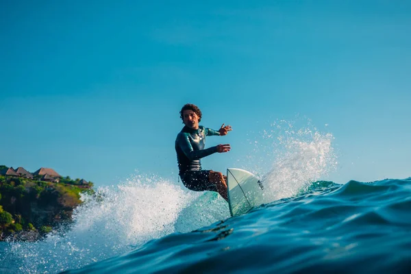 16 de janeiro de 2020. Bali, Indonésia. Passeio de surfista na onda do oceano. Pr — Fotografia de Stock