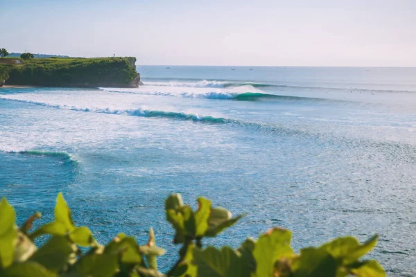 Olas de surf para surfear en Bali. Playa y olas largas — Foto de Stock