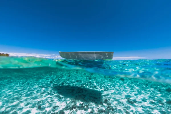 Тропические бирюзовые воды океана с песчаным дном под водой и — стоковое фото