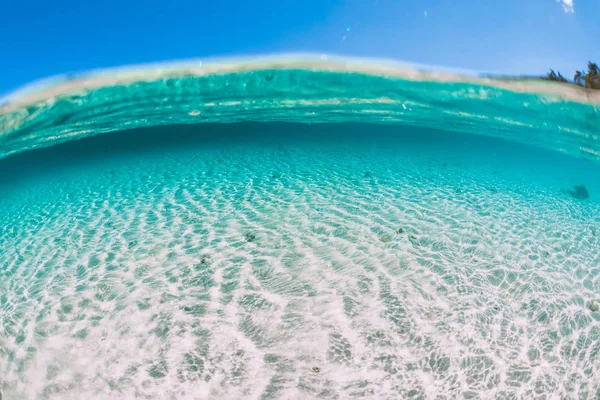 Тропический голубой океан с песчаным дном под водой — стоковое фото