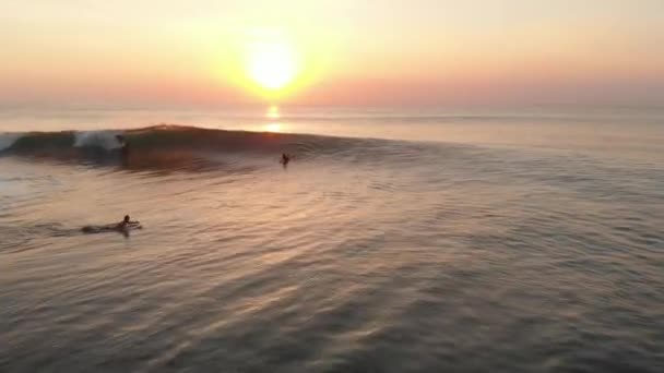 Luchtfoto Van Oceaan Met Golven Surfers Bij Warme Zonsondergang — Stockvideo