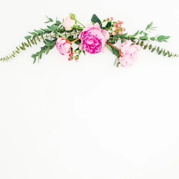 Composición floral de flores de peonía rosa y eucalipto sobre blanco — Foto de Stock