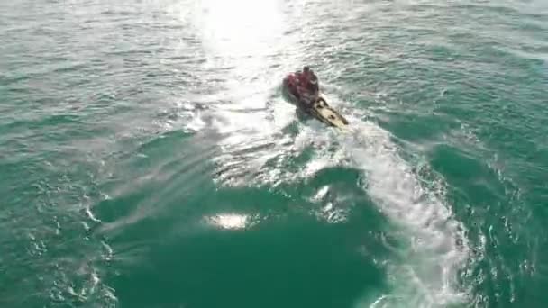 September 2019 Bali Indonesië Surfer Een Vat Oceaangolf Surfen Grote — Stockvideo