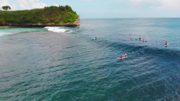 Září2019 Bali Indonésie Surfař Bubnové Vlně Oceánu Surfování Velkých Vlnách — Stock video