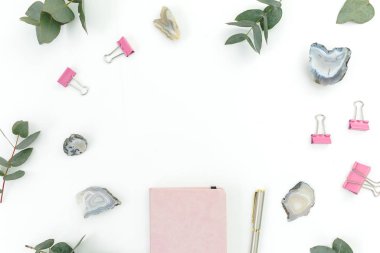 Not defteri, okaliptüs, gül çiçeği ve Akik çiçekli çiçek çerçevesi.