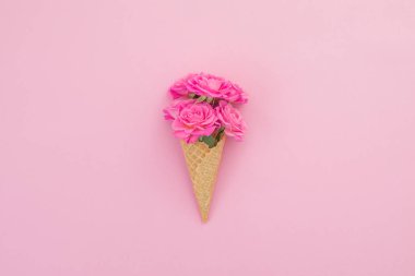 Sevgililer Günü kompozisyonu Pembe gül çiçekli sırt çantası