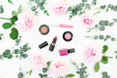 Okaliptüslü pembe güller ve beyaz sırtlı kozmetik.